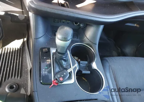 2019 Toyota Highlander Le Plus z USA, uszkodzony, nr VIN 5TDZZRFH8KS295377